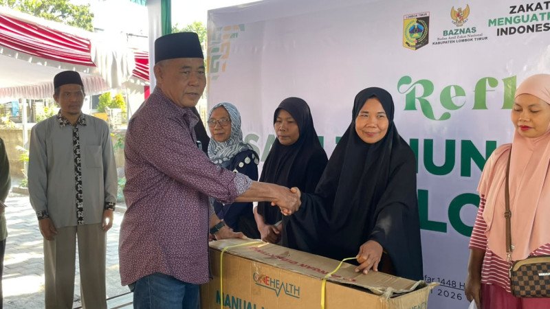Foto Suasana Saat Ketua Baznas Lotim, Drs. H. Muhammad Kamli Menyalurkan Bantuan Kursi Roda, Dalam Acara Refleksi 365 Hari Kepemimpinannya pada Sabtu (18/7/2026) (Humas Baznas Lotim) Foto Suasana Saat Ketua Baznas Lotim, Drs. H. Muhammad Kamli Menyalurkan Bantuan Kursi Roda, Dalam Acara Refleksi 365 Hari Kepemimpinannya pada Sabtu (18/7/2026) (Humas Baznas Lotim)